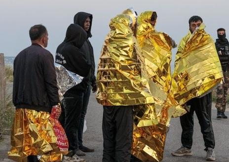 Imagen secundaria 1 - Las playas de Calais son el punto de partida para los inmigrantes que tratan de llegar al Reino Unido a través del canal de la Mancha en balsas inflables