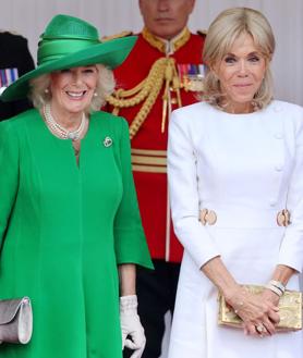 Imagen secundaria 2 - Los prÃncipes de Gales, Guillermo y Catalina, reciben al presidente de Francia, Emmanuel Macron, y a su mujer Brigitte, en la primera foto. Segunda foto: la Guardia de Honor patrulla en el Castillo de Windsor. En la tercera foto, la reina Camila y Brigitte Macron posan en el estrado real en Datchet Road, en Windsor