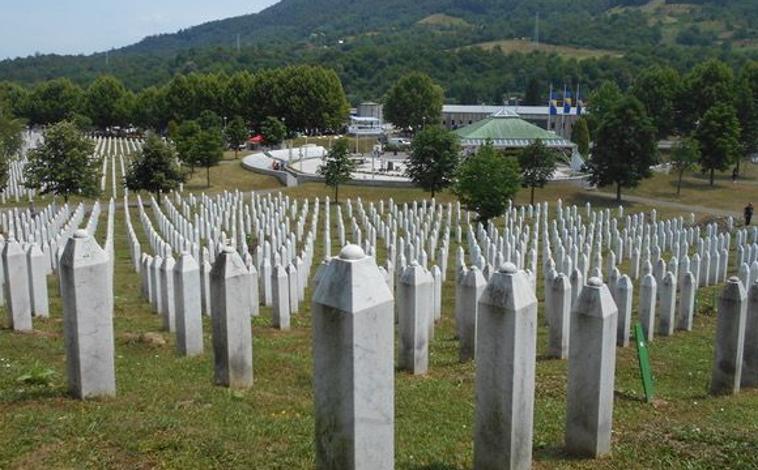 Imagen principal - Familiares visitan a sus seres queridos fallecidos en el genocidio de Srebrenica