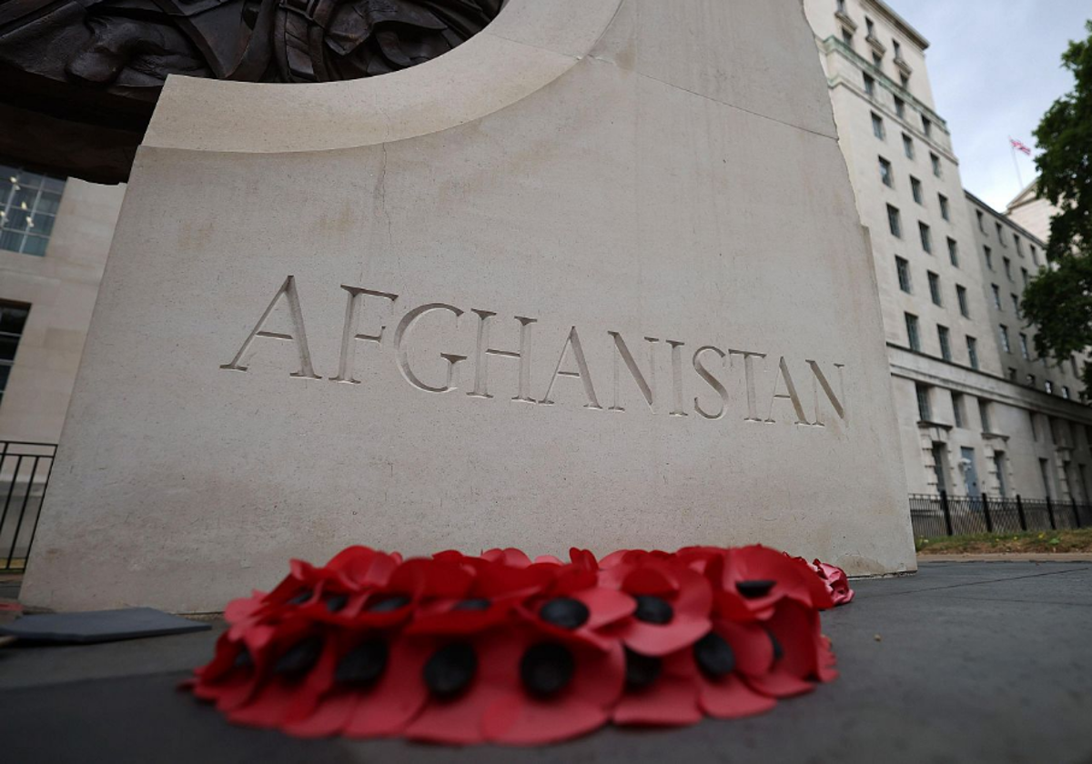 Losa comemorativa con la palabra 'Afganistán' cerca del edificio del ministerio de Defensa británico en Londres