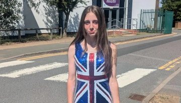 Polémica en Reino Unido: expulsan a una niña de 12 años de su escuela por llevar un vestido con la bandera en el 'día de la cultura'