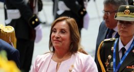 La impopular presidenta de Perú, Dina Boluarte, firma el decreto en el que se aumenta el sueldo en un 125%
