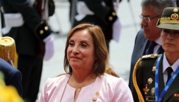 La impopular presidenta de Perú, Dina Boluarte, firma el decreto en el que se aumenta el sueldo en un 125%