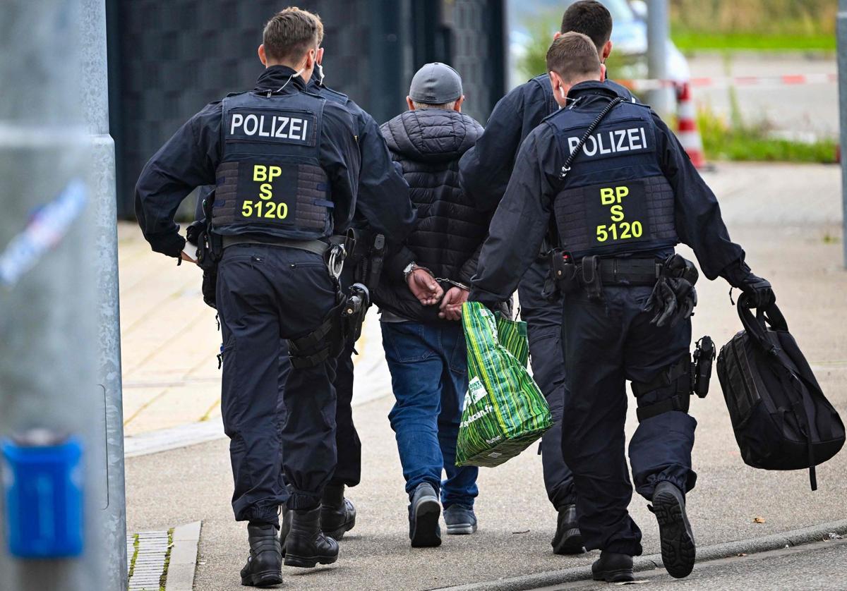 Fotografía de archivo en la que la Policía de Alemania detiene a un hombre al oeste del país