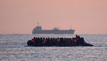 Reino Unido sanciona por primera vez a 20 grupos criminales por tráfico ilegal de inmigrantes a través del Canal de la Mancha