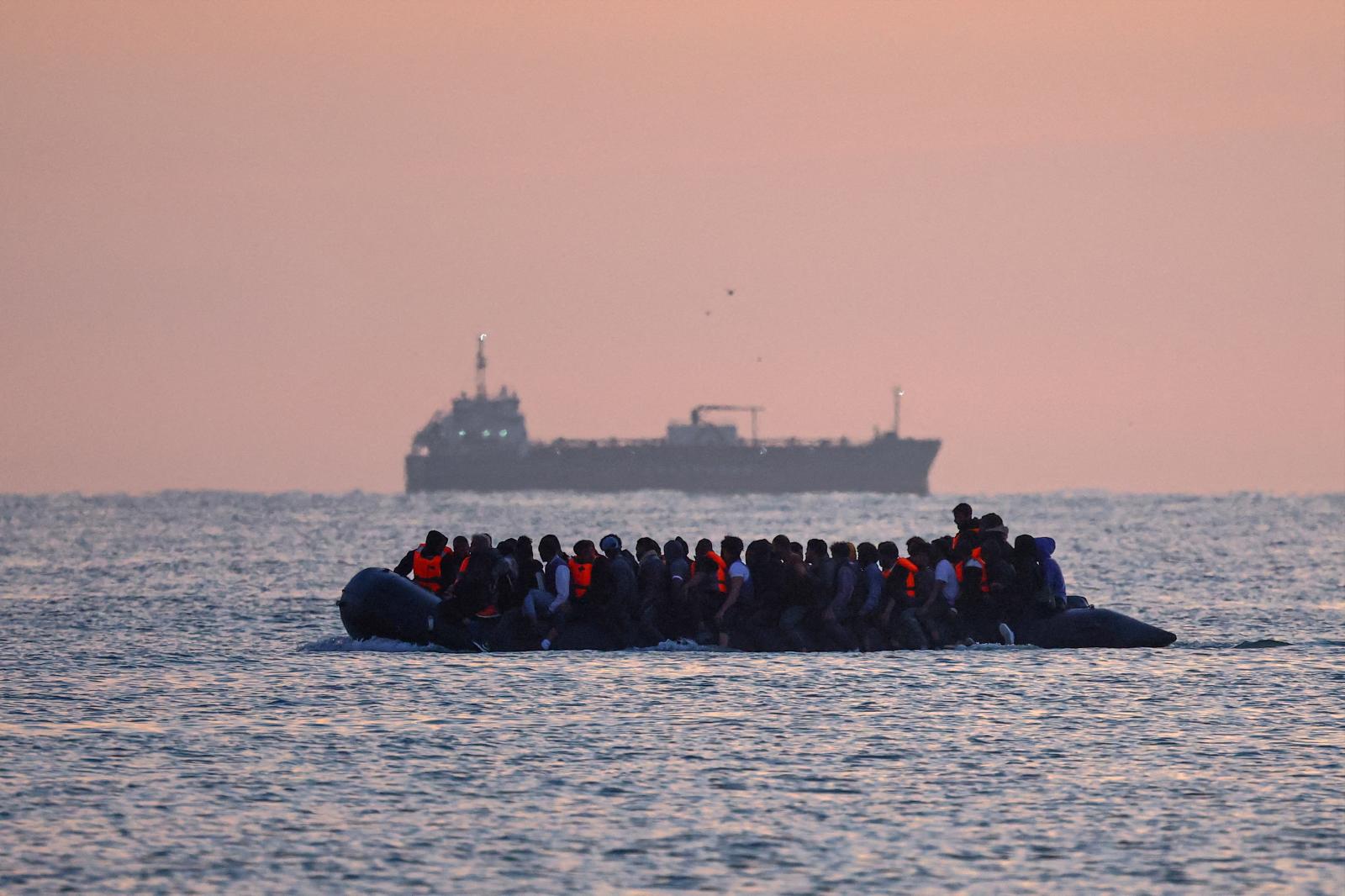 Un grupo de inmigrantes en una lancha neumática abandona la costa del norte de Francia en un intento de cruzar el Canal de la Mancha para llegar a Reino Unido