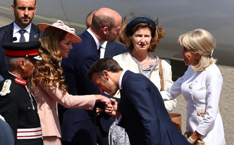 Imagen principal - Los prÃncipes de Gales, Guillermo y Catalina, reciben al presidente de Francia, Emmanuel Macron, y a su mujer Brigitte, en la primera foto. Segunda foto: la Guardia de Honor patrulla en el Castillo de Windsor. En la tercera foto, la reina Camila y Brigitte Macron posan en el estrado real en Datchet Road, en Windsor