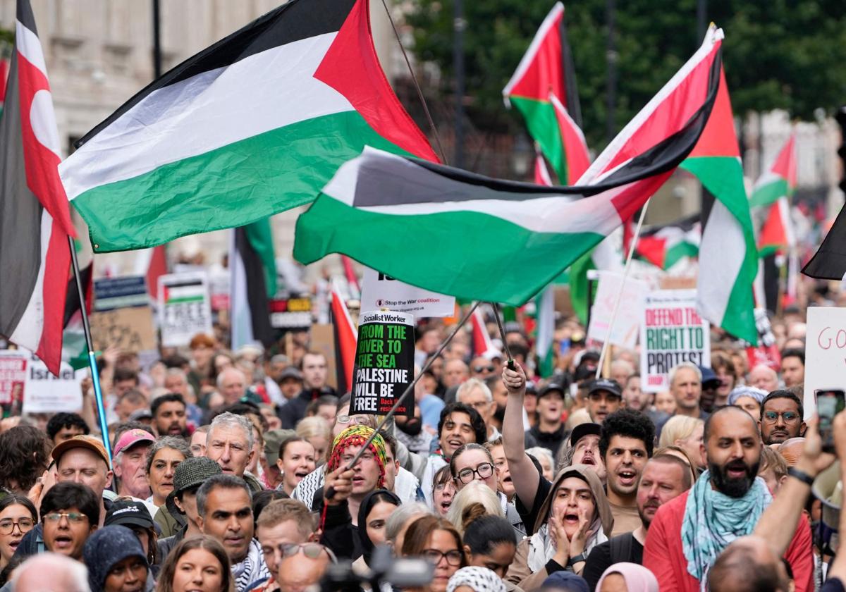 Simpatizantes propalestinos protestan en Downing Street, en el centro de Londres