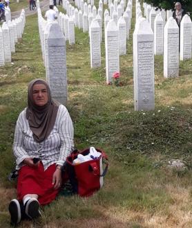 Imagen secundaria 2 - Familiares visitan a sus seres queridos fallecidos en el genocidio de Srebrenica