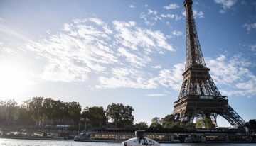Detenidos dos hombres por subir a lo alto de la Torre Eiffel y saltar en paracaídas