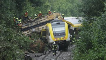 Varios muertos y decenas de heridos tras descarrilar un tren de pasajeros en Alemania
