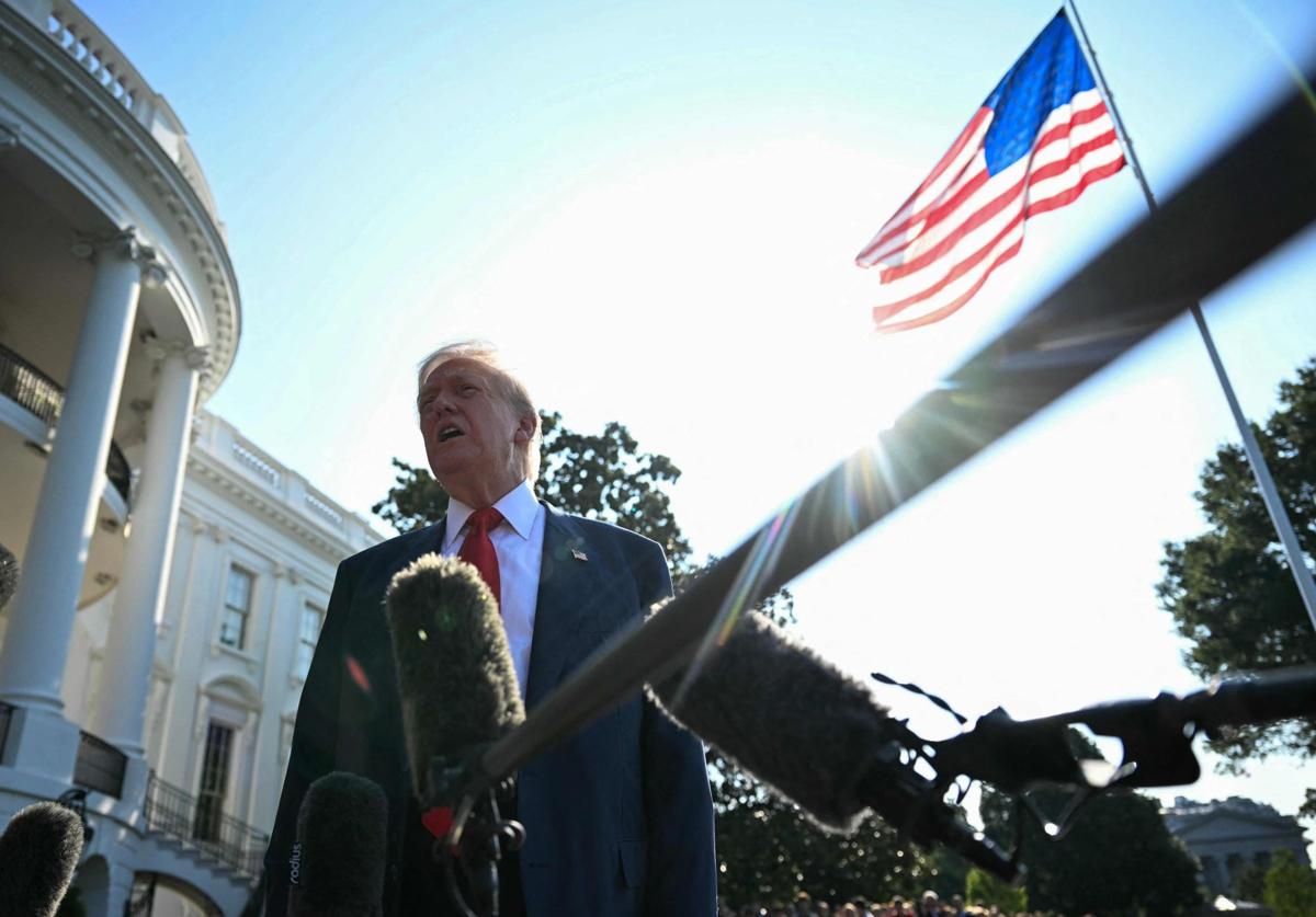 Donald Trump hace declaraciones a los periodistas en la Casa Blanca