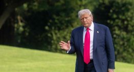 Detectan a Trump hinchazón en las piernas y un moratón en una mano por «estrechar muchas»
