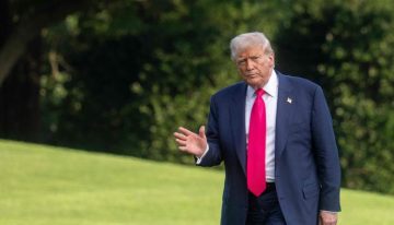 Detectan a Trump hinchazón en las piernas y un moratón en una mano por «estrechar muchas»