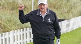 Trump mezcla política y negocios en su viaje de golf a Escocia