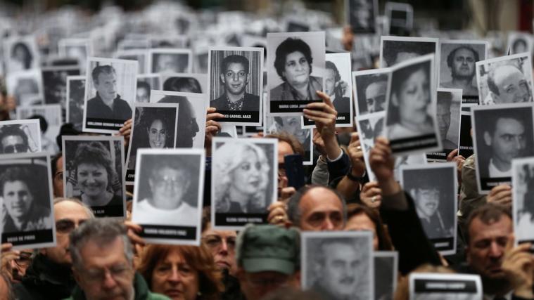 Imágenes de las víctimas del atentado de la AMIA en el acto por el 25 aniversario en 2019