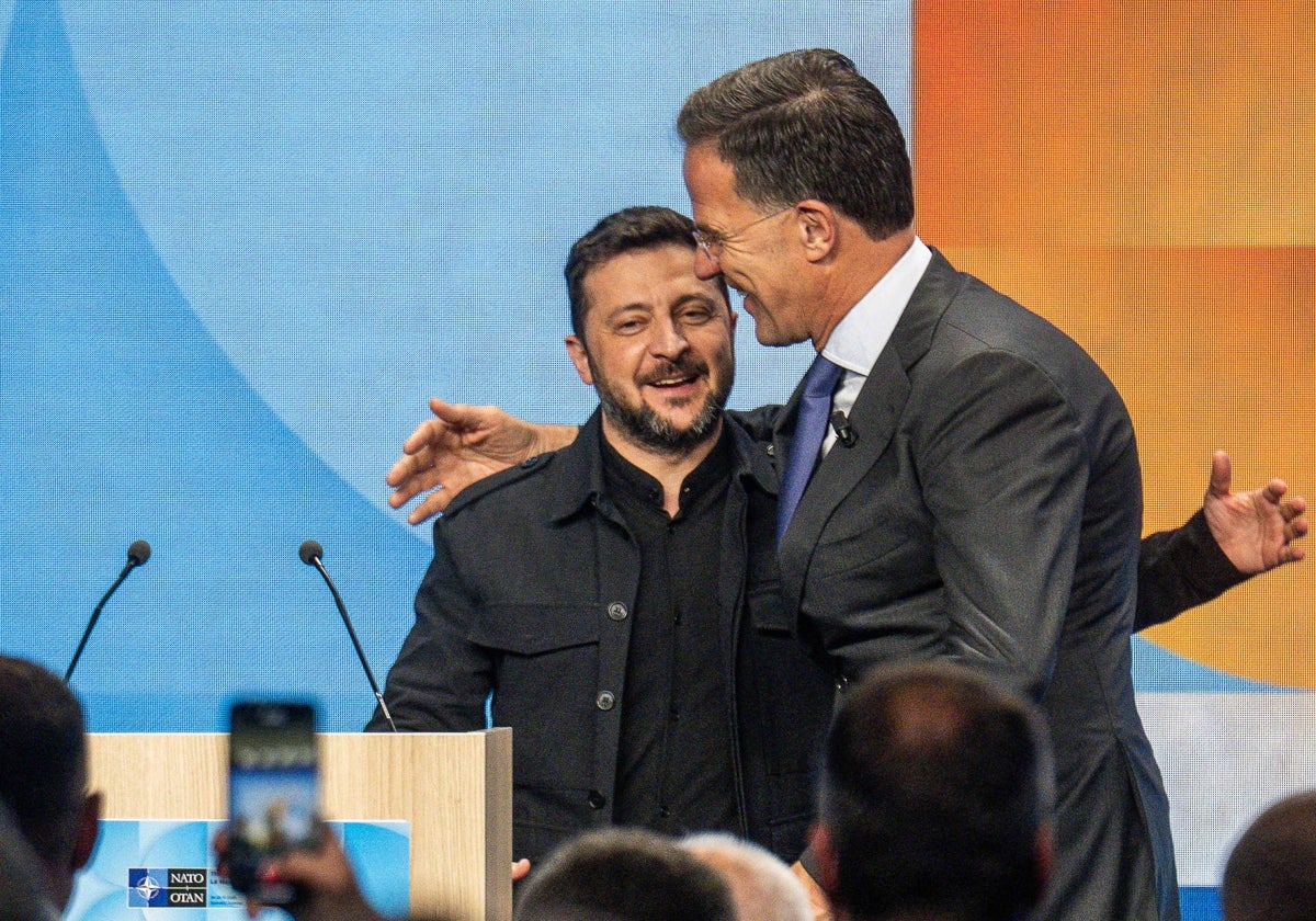 El presidente ucraniano, Volodímir Zelenski y el secretario general de la OTAN, Mark Rutte, el pasado mes de junio