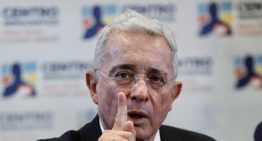 El expresidente colombiano Álvaro Uribe es condenado a 12 años de prisión domiciliaria por soborno y fraude procesal