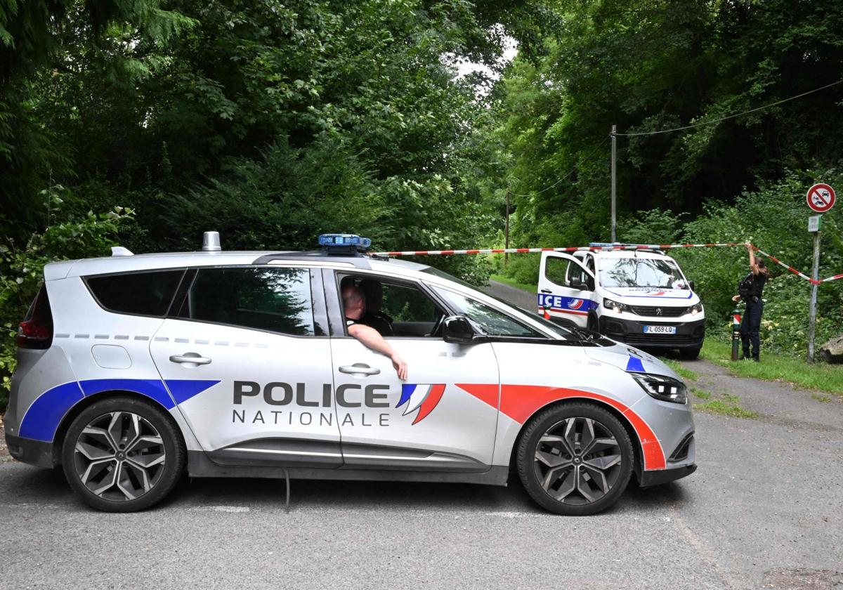 La policía en la zona en la que han encontrado el cadáver.