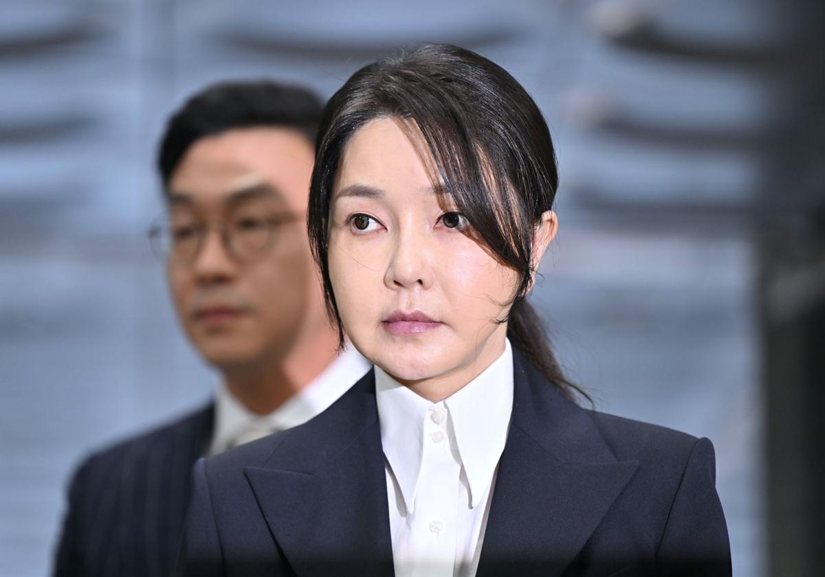 La ex primera dama de Corea del Sur, Kim Keon Hee, está acusada de soborno, tráfico de influencias y manipulación del precio de acciones