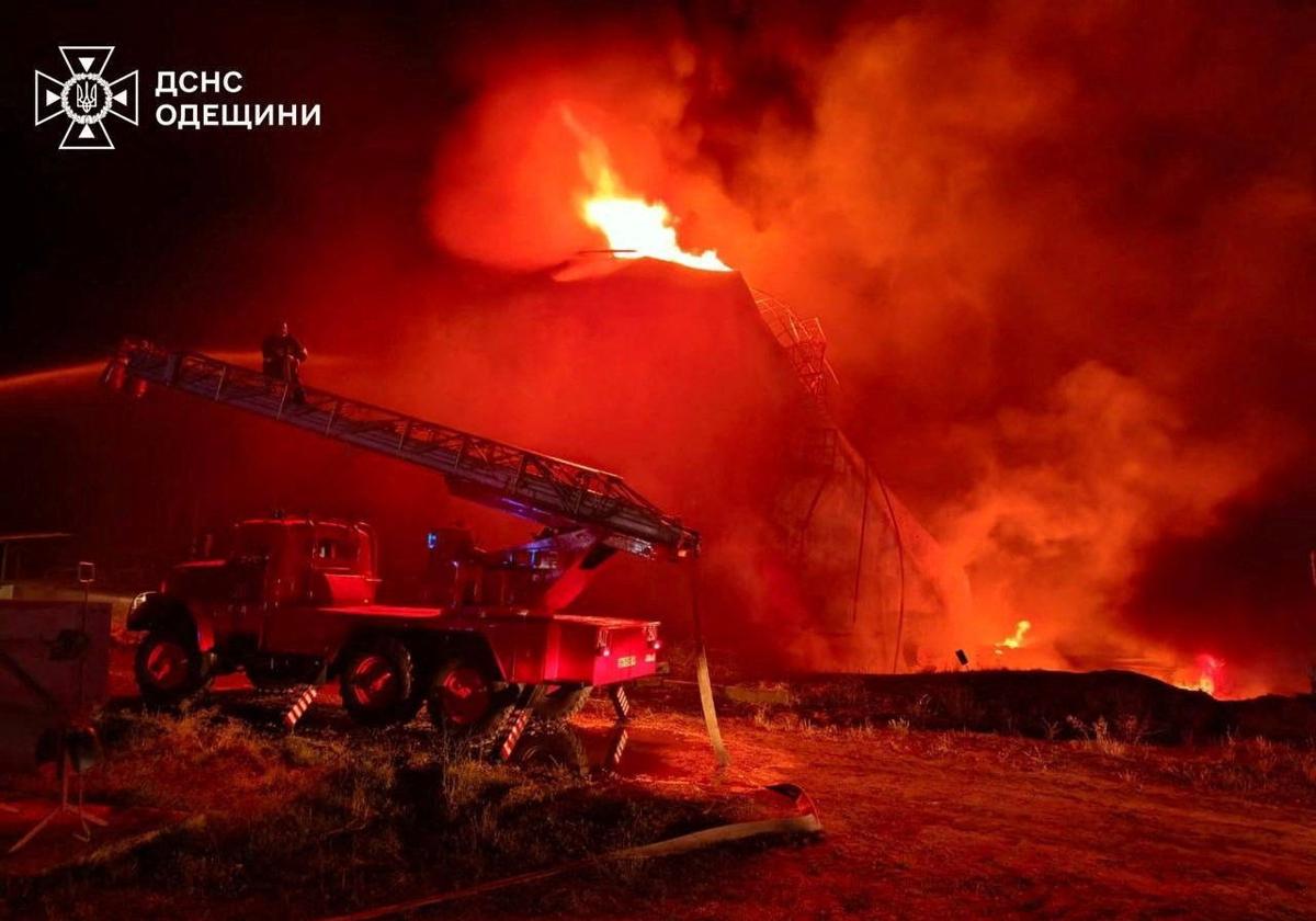 El incendio provocado por el ataque de drones rusos a la región ucraniana de Odesa