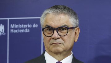 La renuncia del ministro de Hacienda chileno sorprende a los mercados y golpea al Gobierno de Gabriel Boric