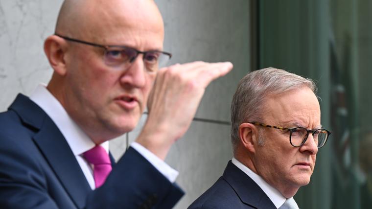 El directro general de la Organización Australiana de Inteligencia de Seguridad, Mike Burgess (izquierda), detallando las investigaciones ante el primer ministro, Anthony Albanese