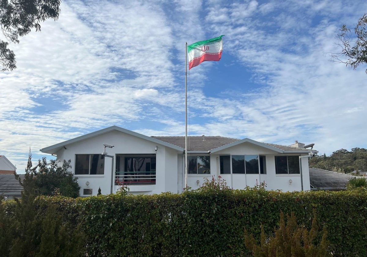 La bandera de Irán ondea sobre la embajada iraní en Canberra