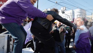 Milei, evacuado de un acto electoral tras el lanzamiento de objetos contra su caravana por parte de los opositores