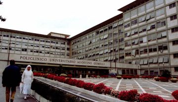 Un niño de año y medio, grave después de que su hermano le desabrochara el cinturón y abriera la puerta del coche en Italia
