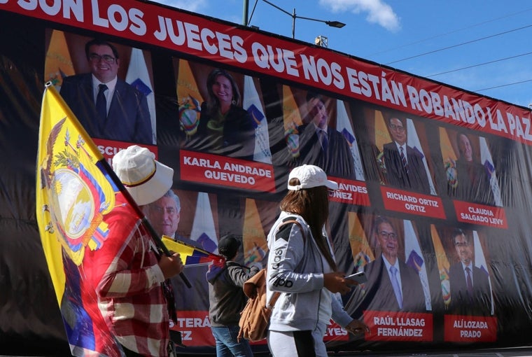 En la marcha apareció una pancarta con la imagen de los nueve magistrados, en la que se podía leer: «Estos son los jueces que nos están robando la paz»