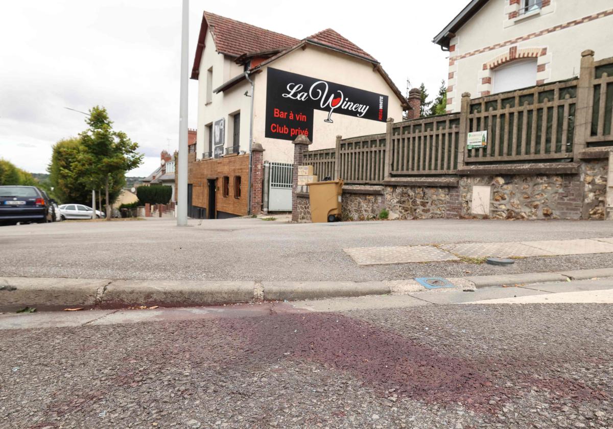 Restos de sangre a las afueras del club nocturno donde se produjo el atropello, en Évreux (Francia)