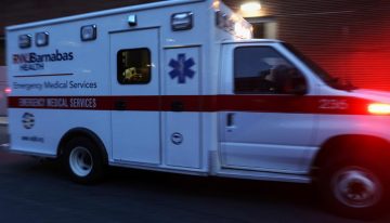 Un autobús turístico con niños vuelca en una autopista de Nueva York, causando múltiples muertos y heridos