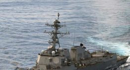 El buque lanzamisiles 'USS Lake Erie' cruza el Canal de Panamá para sumarse al despliegue frente a Venezuela