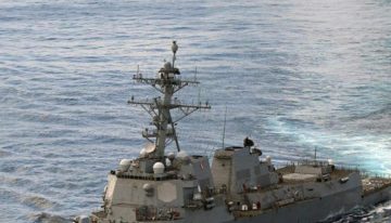 El buque lanzamisiles 'USS Lake Erie' cruza el Canal de Panamá para sumarse al despliegue frente a Venezuela