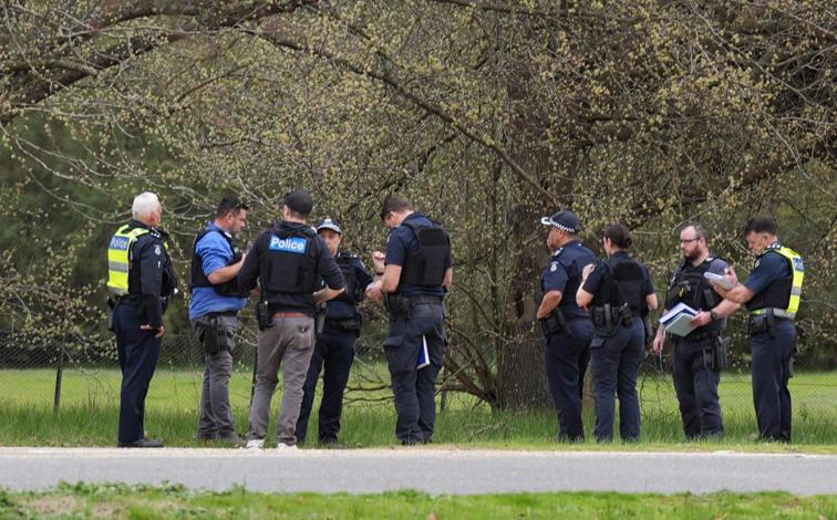 Imagen principal - Agentes de Policía peinando la zona de bosque en Porepunkah