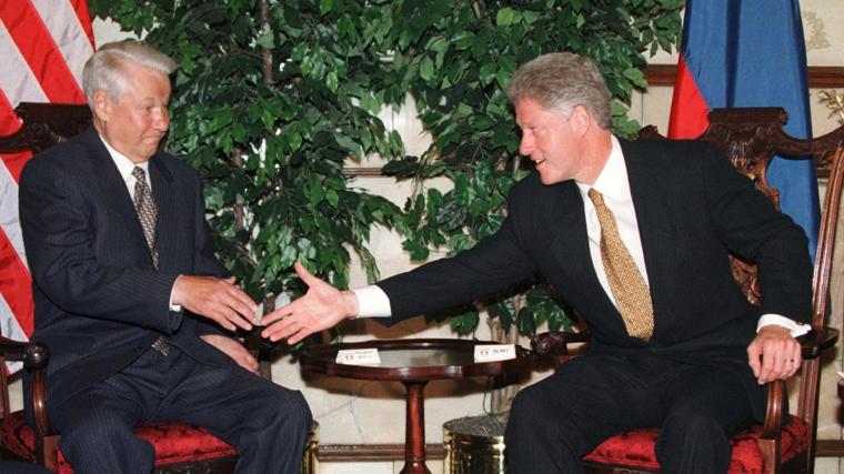 Boris Yeltsin junto a Bill Clinton antes de una reunión bilateral celebrada en Denver en junio de 1997