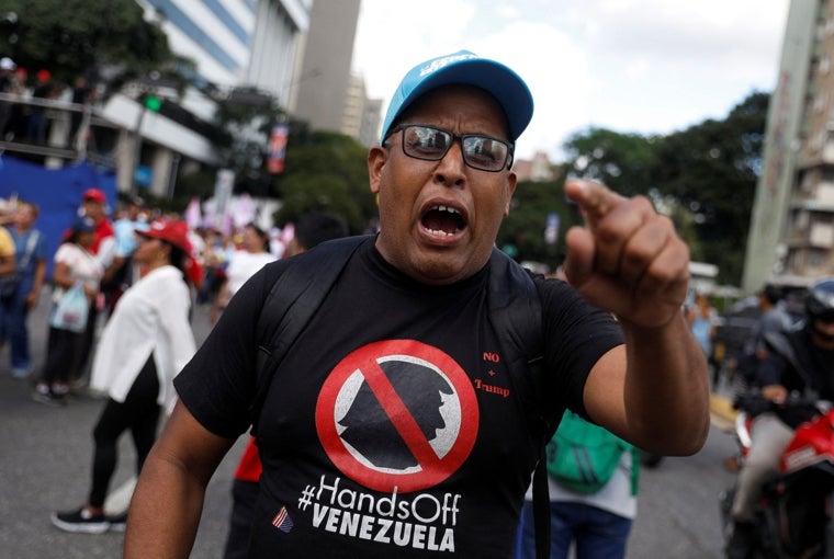 Un seguidor de Maduro viste una camiseta antitrumpista durante una una movilización «antiimperialista»