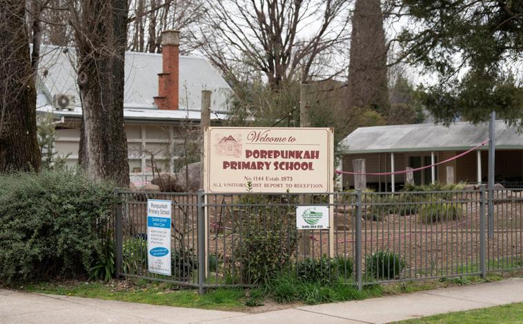 Imagen principal - Imagen 1: La escuela primaria de Porepunkah cerrada. Imagen 2: Control policial en la zona. Imagen 3: La propiedad donde murieron los agentes de Policía.