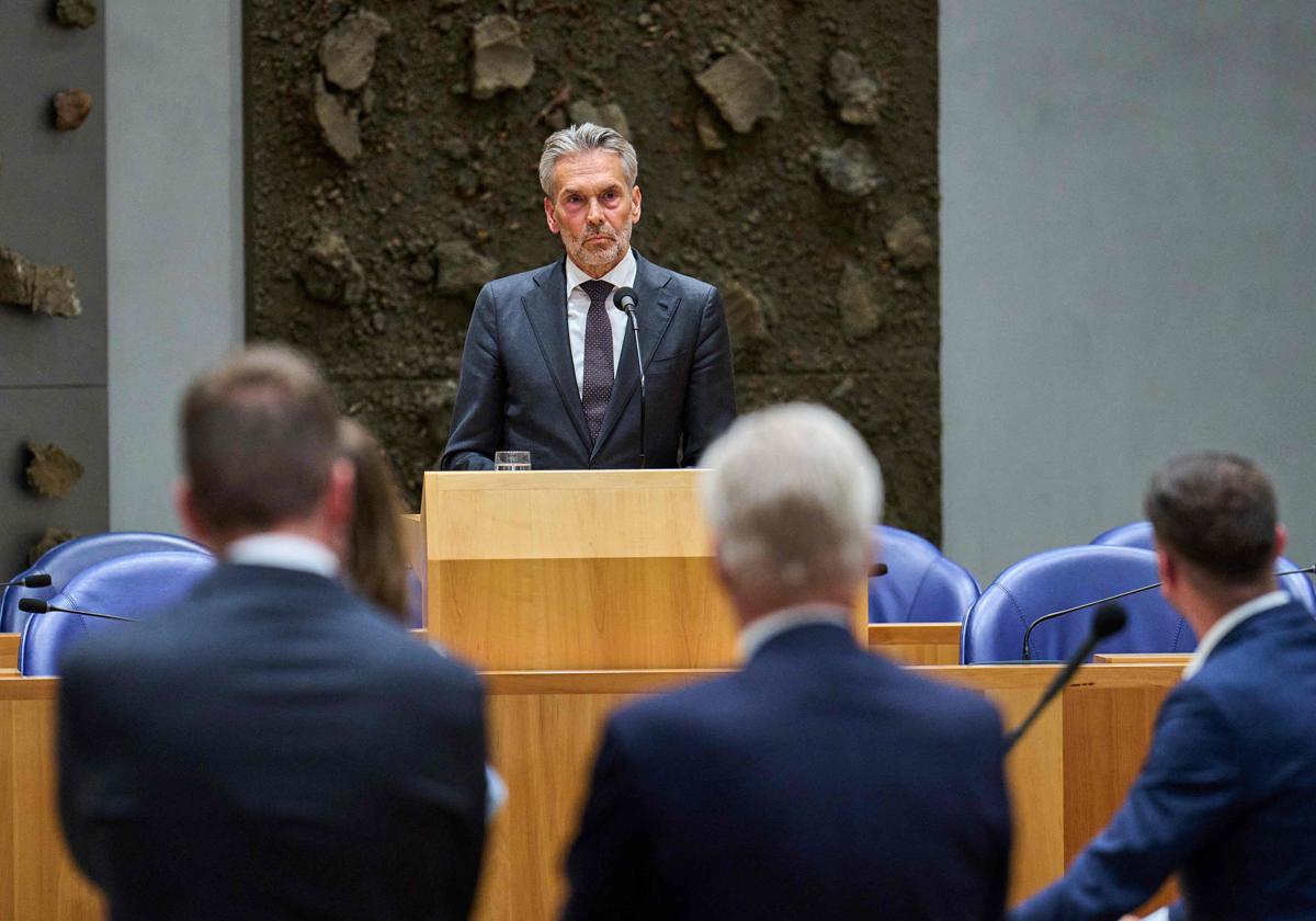 El primer ministro, Dick Schoof, hace una declaración en la Cámara de Representantes sobre la dimisión de los ministros del NSC de su gabinete, en La Haya, Países Bajos