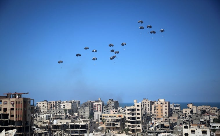 Imagen principal - El Ejército israelí confirmó este sábado el lanzamiento coordinado de 106 palés con ayuda humanitaria sobre Gaza en una operación que contó con la participación de seis países, entre ellos Grecia e Italia, que se incorporaron por primera vez a estas operaciones.