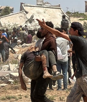 Imagen secundaria 2 - El Ejército israelí confirmó este sábado el lanzamiento coordinado de 106 palés con ayuda humanitaria sobre Gaza en una operación que contó con la participación de seis países, entre ellos Grecia e Italia, que se incorporaron por primera vez a estas operaciones.