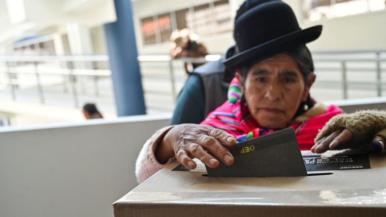 Una mujer deposita su voto Achocalla durante las elecciones de este domingo en Bolivia