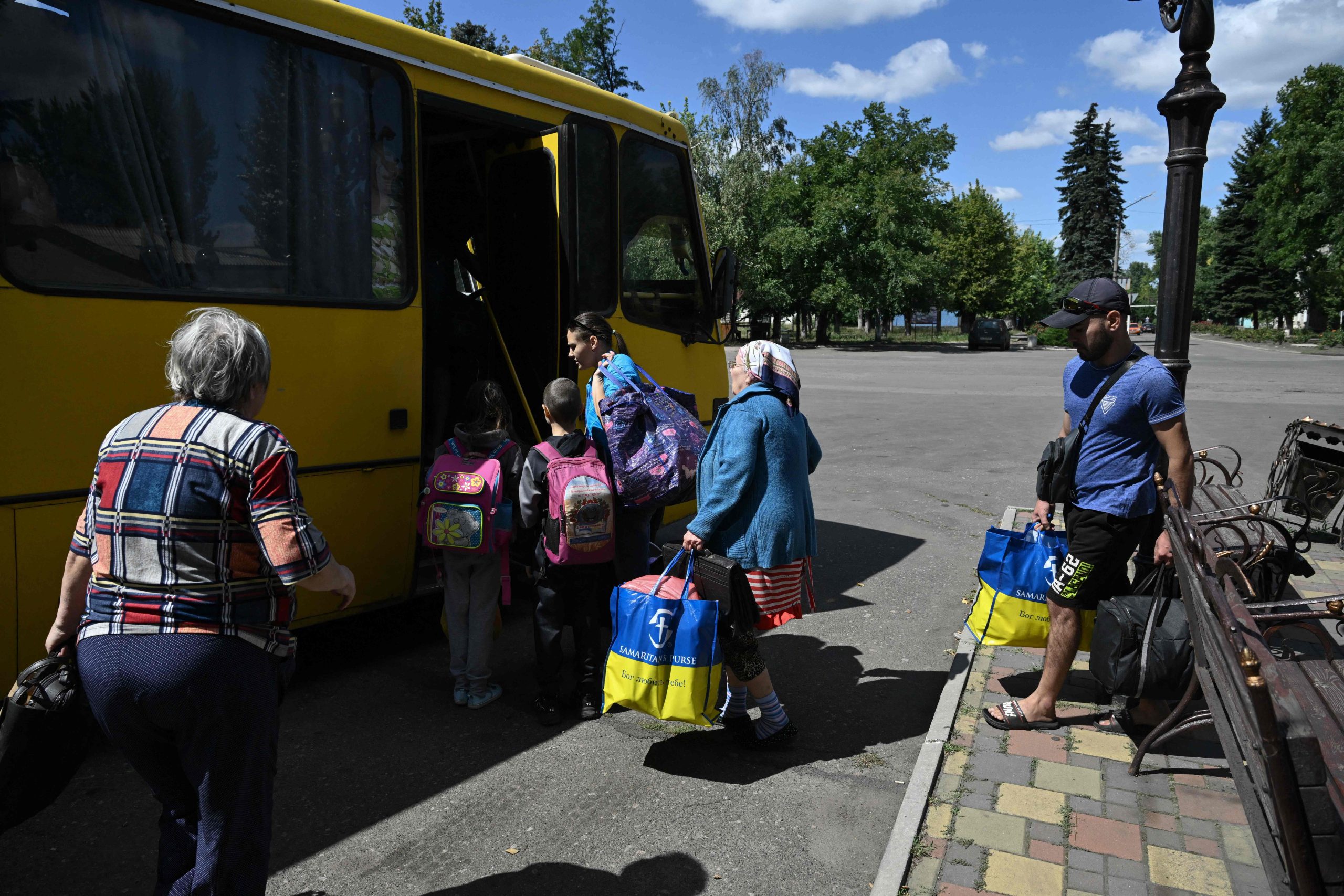 Imagen principal - Cientos de habitantes de la ciudad de Donetsk abandonan sus hogares para dirigirse a un centro de tránsito para refugiados en Pavlograd 