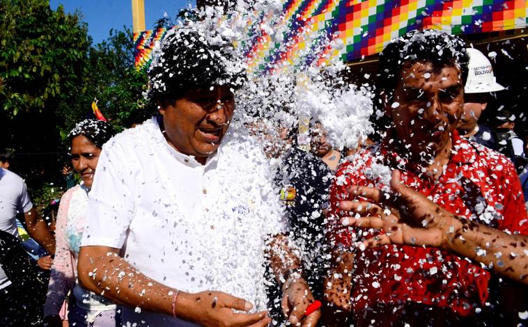 Imagen principal - La izquierda de Evo Morales (arriba), llegará a su fin si se cumplen los pronósticos de los sondeos. Tuto Quiroa y Samuel Doria Medina son los favoritos