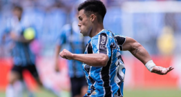 Alexander Aravena vio acción en el empate entre Gremio y Flamengo en el Brasileirao