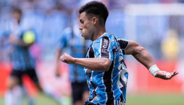 Alexander Aravena vio acción en el empate entre Gremio y Flamengo en el Brasileirao