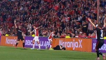 Alarma en La Roja: Felipe Loyola salió lesionado por duro golpe en duelo de Independiente e Instituto