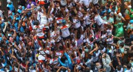 Jóvenes indios construyeron torre humana de 10 pisos en honor a Krishna