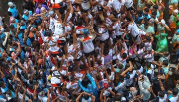 Jóvenes indios construyeron torre humana de 10 pisos en honor a Krishna